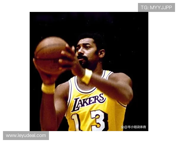 张伯伦内线统治力拉开时代差距，单场百分背后是无解错位与篮板垄断