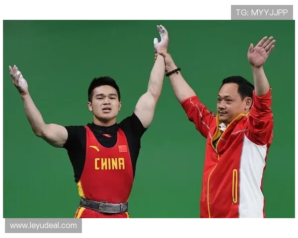 石智勇训练完顺手拎走两袋米，教练在后面追着喊发票