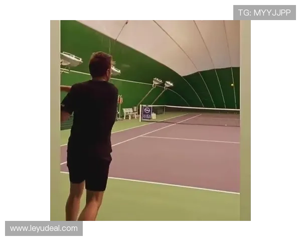 练俊杰今天中午出门买咖啡，居然拎了个LV包，那画风跟球场上简直两个人！