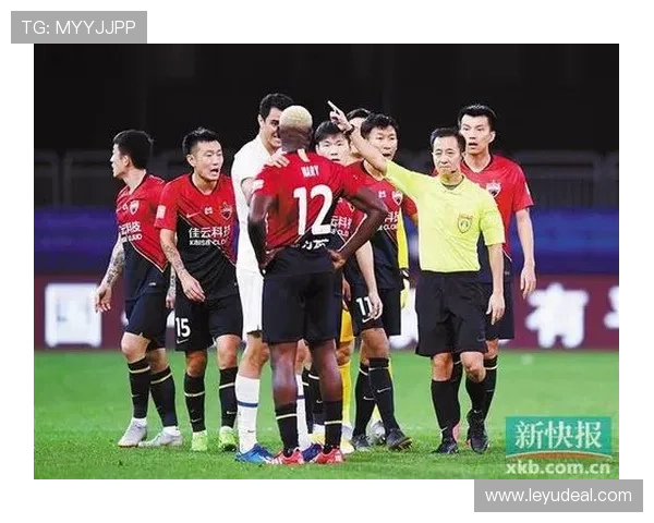 第四官员在足球比赛中职责与判罚辅助规则解析